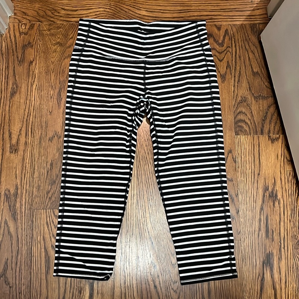 Women’s Athleta Cropped Leggings, size Medium.